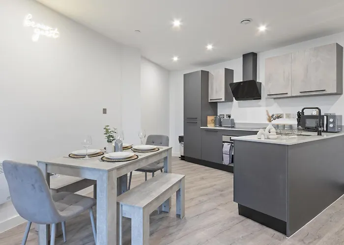 Centre - Gym Access - Fast Wifi - Sleeps 5 *