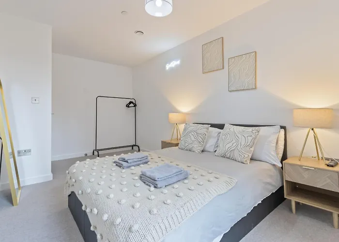 Centre - Gym Access - Fast Wifi - Sleeps 5 *