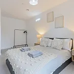 Centre - Gym Access - Fast Wifi - Sleeps 5 *