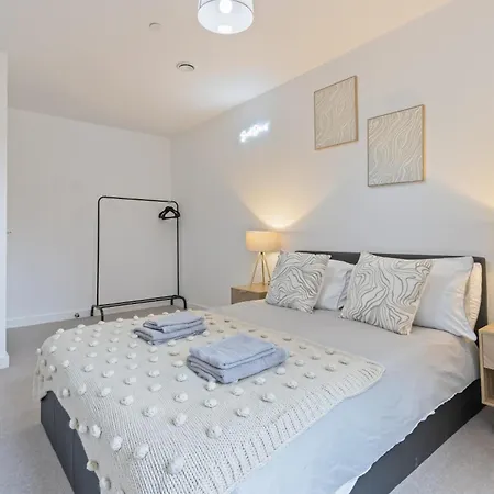 Centre - Gym Access - Fast Wifi - Sleeps 5 *
